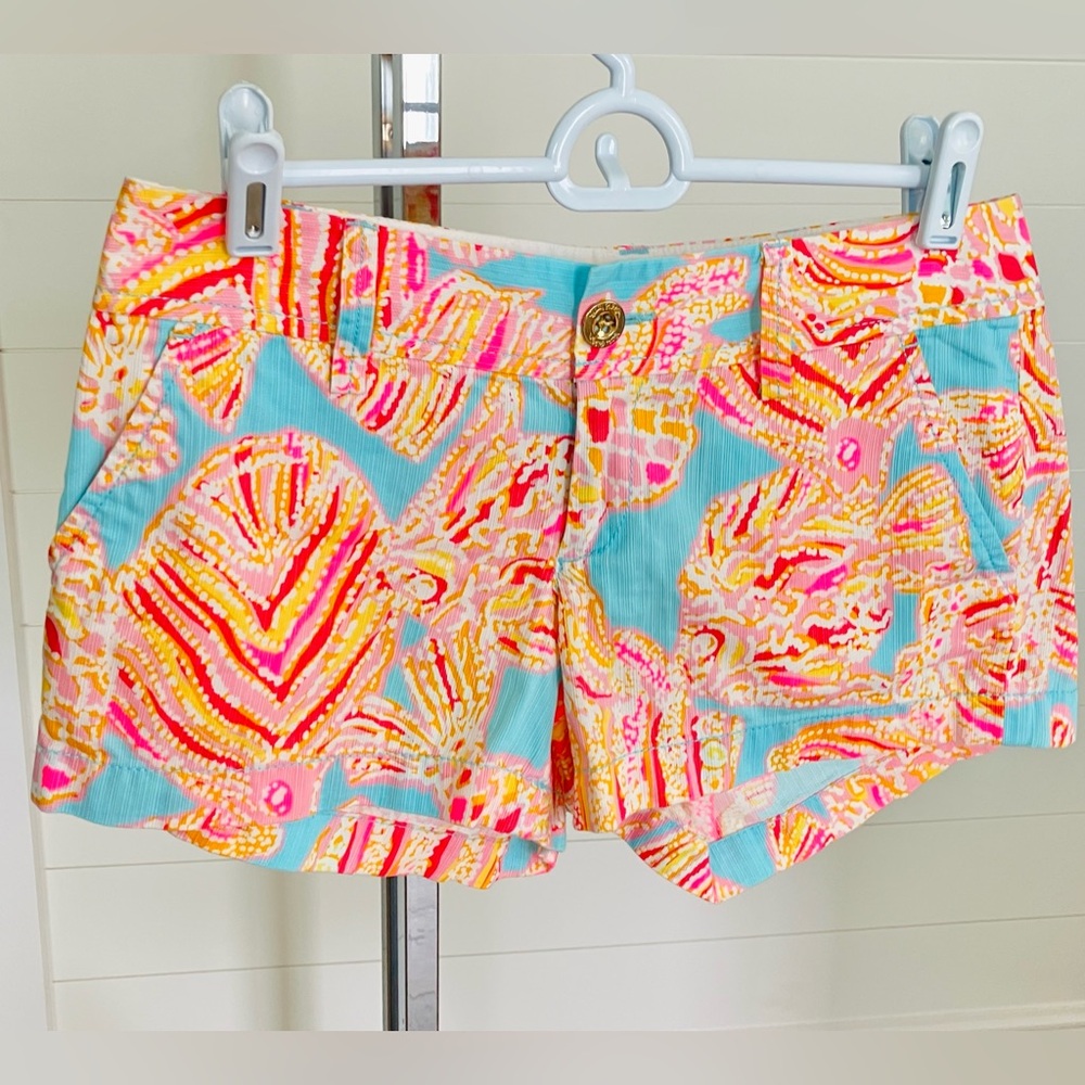 LILLY PULITZER SHORTS BLUE PINK WHITE AND ORANGE SEA SHELL AND OCEAN THEME